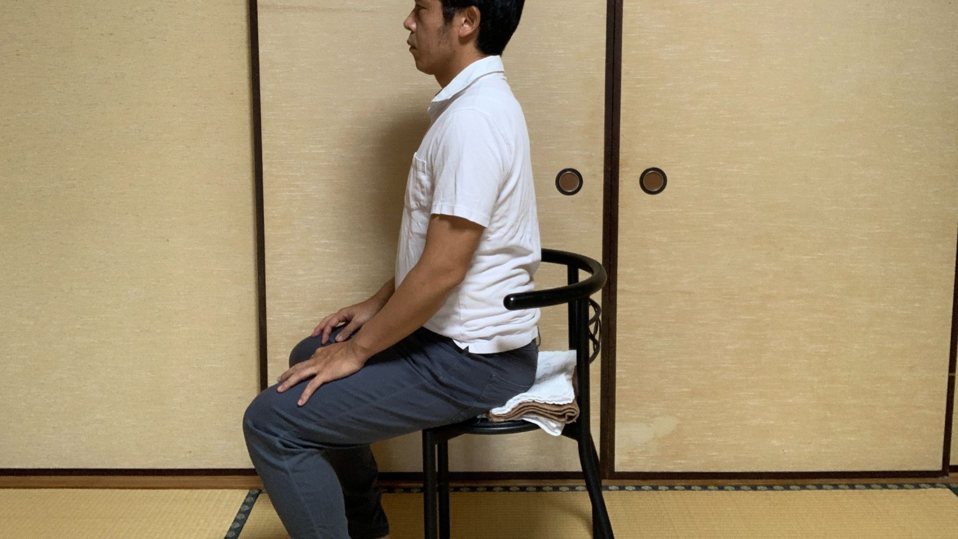 椅子にバスタオルを置いて骨盤を立てる方法 床でも使える正しく座る方法 D Blog