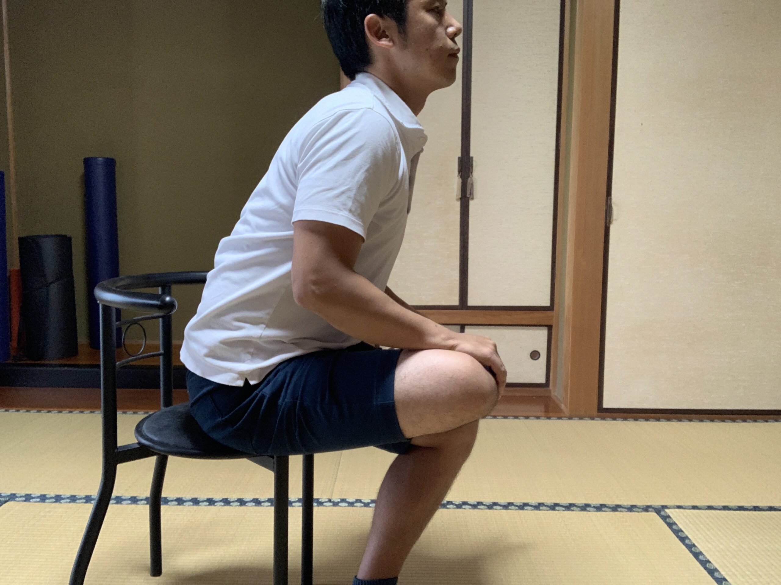 椅子に座って筋肉を伸ばす方法（側面）