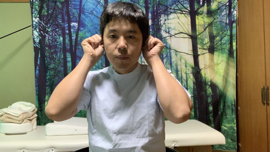 低気圧による肩や首の痛みに効果のある耳のマッサージ方法