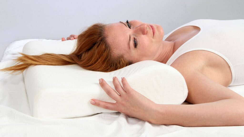 大きい枕で寝てぎっくり首を予防する
